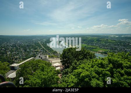 Vue panoramique sur le Rhin et le restaurant des célèbres Drachenfels de Königswinter Allemagne Banque D'Images