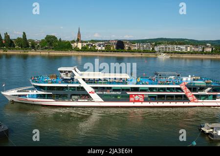 Bonn, Allemagne - 18 mai 2022 : vue sur un bateau fluvial touristique avec des touristes arrivant à un quai à Bonn en Allemagne Banque D'Images
