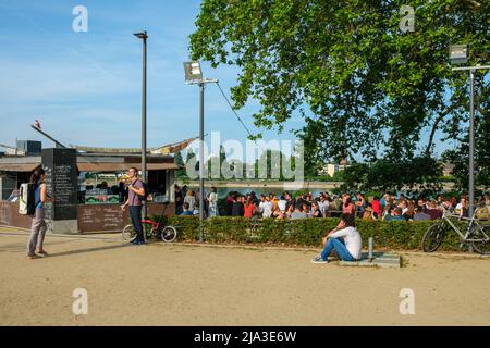 Bonn, Allemagne - 18 mai 2022 : les personnes qui apprécient les bières froides et autres boissons sur une terrasse extérieure agréable appelée Alter Zoll, à côté du Rhin Banque D'Images