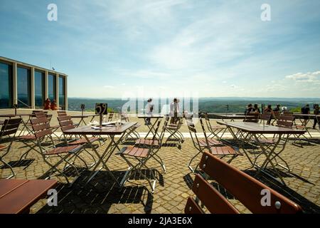 Königswinter, Allemagne- 18 mai 2022 : touristes profitant d'une belle journée et d'une vue imprenable depuis la terrasse des restaurants à Drachenfels Banque D'Images