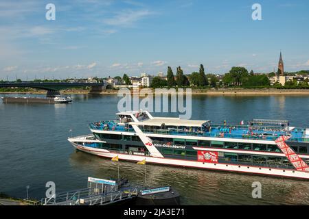 Bonn, Allemagne - 18 mai 2022 : vue sur un bateau fluvial touristique avec des touristes arrivant à un quai à Bonn en Allemagne Banque D'Images