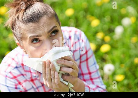 Jeune femme ayant des symptômes allergiques avec des tissus Banque D'Images