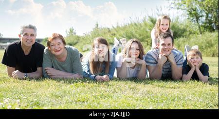 Des gens heureux qui prennent des photos sur la pelouse Banque D'Images