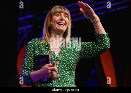 Hay-on-Wye, pays de Galles, Royaume-Uni. 27th mai 2022. Yvette Fielding discute de House in the Woods au Hay Festival 2022 Programme pour les écoles du pays de Galles. Crédit : Sam Hardwick/Alamy. Banque D'Images