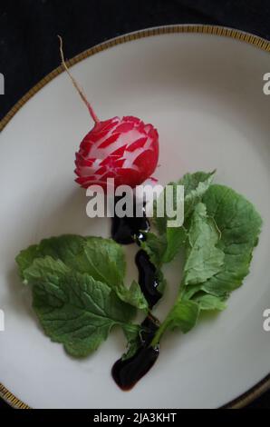 Radi rouge sur une plaque comme décoration. Apétizer. Banque D'Images