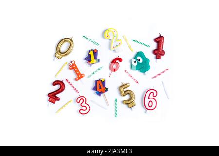 Bougies d'anniversaire numéro isolé sur fond blanc Banque D'Images