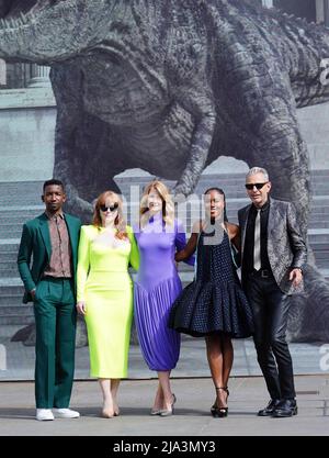 Mamoudou Athie, Bryce Dallas Howard, Laura Dern, Dewanda Wise et Jeff Goldblum assistent à une séance photo pour Jurassic World Dominion à Trafalgar Square, Londres. Date de la photo: Vendredi 27 mai 2022. Banque D'Images