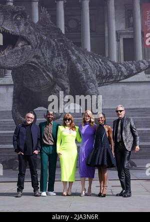 (De gauche à droite) Colin Trevochrow, Mamoudou Athie, Bryce Dallas Howard, Laura Dern, Dewanda Wise et Jeff Goldblum assistent à une séance photo pour Jurassic World Dominion à Trafalgar Square, Londres. Date de la photo: Vendredi 27 mai 2022. Banque D'Images