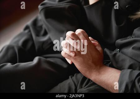 image d'un homme et d'une femme amoureux se tenant les mains de l'autre. Banque D'Images