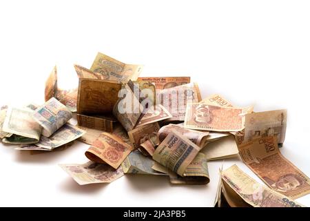 De l'argent provenant de différents pays. Investir dans des instruments financiers, économiser. Inflation, taux de change. Arrière-plan blanc isolé pour votre conception. Banque D'Images
