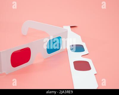 Lunettes en papier rouge et bleu pour visionner 3D films et images. Banque D'Images