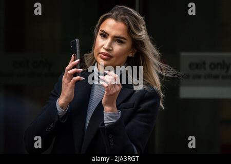 Beatrice Auty, 25 ans, après une audience de plaidoyer au tribunal de la Couronne d'Isleworth à Londres, car elle aurait fait partie d'un réseau de coursiers qui auraient enlevé environ £110 millions d'espèces criminelles du Royaume-Uni à Dubaï en 2020. Elle a nié deux chefs d'accusation pour avoir retiré de l'argent criminel du Royaume-Uni, le premier entre juillet 21 2020 et octobre 1 2020 et pour une somme indéfinie, Alors que la deuxième était le 3 2010 octobre et pour £1 942 510 et se présentera à la Cour de la Couronne d'Isleworth le 27 juin de cette année pour procès. Date de la photo: Vendredi 27 mai 2022. Banque D'Images