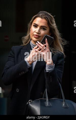 Beatrice Auty, 25 ans, après une audience de plaidoyer au tribunal de la Couronne d'Isleworth à Londres, car elle aurait fait partie d'un réseau de coursiers qui auraient enlevé environ £110 millions d'espèces criminelles du Royaume-Uni à Dubaï en 2020. Elle a nié deux chefs d'accusation pour avoir retiré de l'argent criminel du Royaume-Uni, le premier entre juillet 21 2020 et octobre 1 2020 et pour une somme indéfinie, Alors que la deuxième était le 3 2010 octobre et pour £1 942 510 et se présentera à la Cour de la Couronne d'Isleworth le 27 juin de cette année pour procès. Date de la photo: Vendredi 27 mai 2022. Banque D'Images