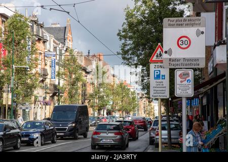 Un panneau de signalisation annonce un nouveau système de caméra de vitesse de contrôle de section sur le Gentsesteenweg - Chaussee de Gand, à la Schweizerplein - place Schweitzer, Banque D'Images
