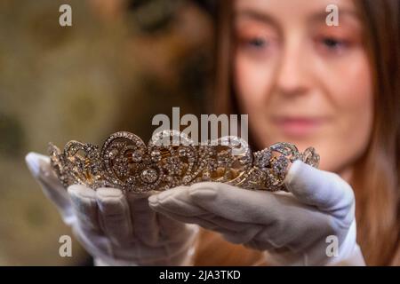 Londres, Royaume-Uni. 27 mai 2022. 'The Spencer Tiara', porté par la princesse Diana lors de son mariage en 1981, est présenté à un aperçu de la saison du Jubilé de Sotheby. La plus grande exposition de tiaras du Royaume-Uni depuis deux décennies, des portraits de 7 hommes de la Reine régnante sur 500 ans et des objets de la British Art Jubilee Auction sont exposés dans leurs galeries New Bond Street. Credit: Stephen Chung / Alamy Live News Banque D'Images