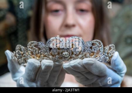 Londres, Royaume-Uni. 27 mai 2022. 'The Spencer Tiara', porté par la princesse Diana lors de son mariage en 1981, est présenté à un aperçu de la saison du Jubilé de Sotheby. La plus grande exposition de tiaras du Royaume-Uni depuis deux décennies, des portraits de 7 hommes de la Reine régnante sur 500 ans et des objets de la British Art Jubilee Auction sont exposés dans leurs galeries New Bond Street. Credit: Stephen Chung / Alamy Live News Banque D'Images