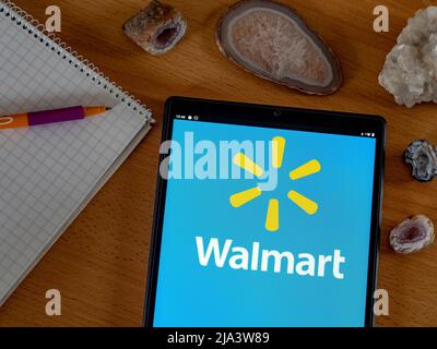 Sur cette photo, le logo Walmart, Inc. Est affiché sur une tablette Banque D'Images