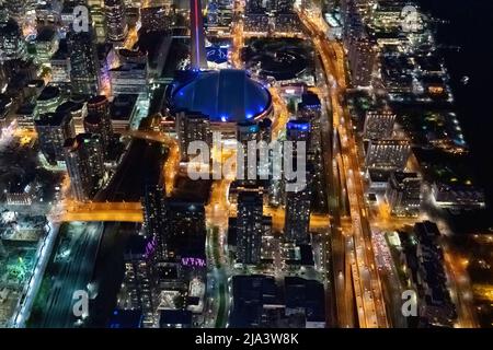 Le Rogers Centre et la Gardiner Expressway la nuit Banque D'Images