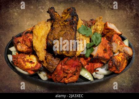 Pandoori mélange kebab de viande sur plateau sizzler, restauration rapide pour livraison à domicile, à emporter ou sur place. Banque D'Images