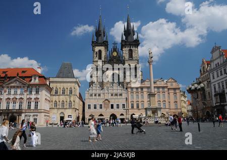 Touristes visitant la place de la Vieille ville à Prague, République Tchèque, 18 mai 2022. (CTK photo/Martin Hurin) Banque D'Images