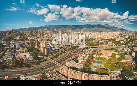 CARACAS, VENEZUELA - MAI 2022 - vue aérienne 360 du distributeur la Arana, vue panoramique de l'autoroute Francisco Fajardo à Caracas, Venezuela Banque D'Images