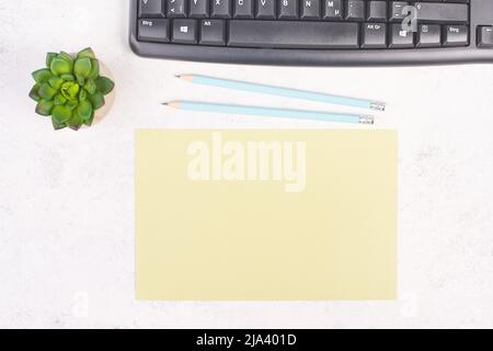 Papier vide avec un stylo, un clavier d'ordinateur et un cactus, fond texturé, brainstorming pour de nouvelles idées, écrire un message, prendre une pause, accueil offi Banque D'Images