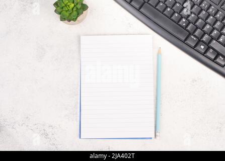 Papier vide avec un stylo, un clavier d'ordinateur et un cactus, fond texturé, brainstorming pour de nouvelles idées, écrire un message, prendre une pause, accueil offi Banque D'Images