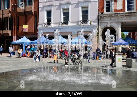 Ipswich, Suffolk, Royaume-Uni - 27 mai 2022 : fontaines d'eau sur la Cornhill.