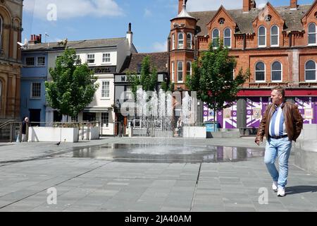Ipswich, Suffolk, Royaume-Uni - 27 mai 2022 : fontaines d'eau sur la Cornhill.