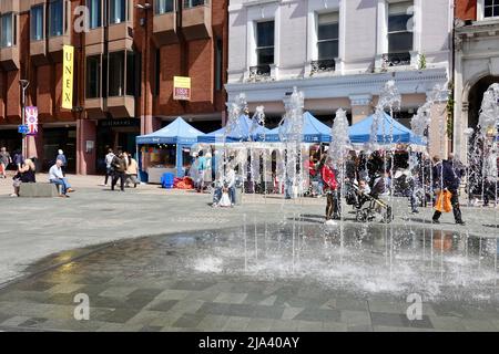 Ipswich, Suffolk, Royaume-Uni - 27 mai 2022 : fontaines d'eau sur la Cornhill.