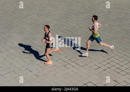 Kazan, Russie - 15 mai 2022 : deux athlètes coureurs courent pendant le marathon de Kazan Banque D'Images