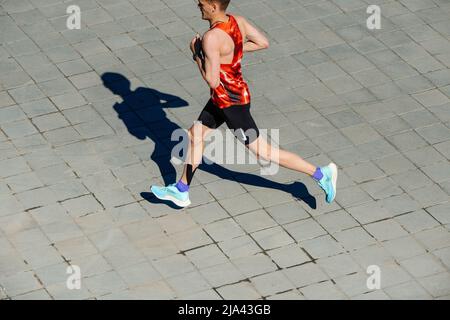 Kazan, Russie - 15 mai 2022 : course d'athlète de coureur masculin pendant le marathon de Kazan Banque D'Images