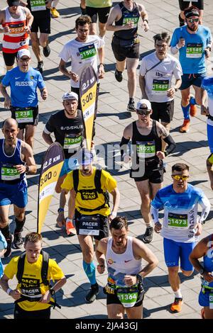 Kazan, Russie - 15 mai 2022 : course des athlètes de groupe lors du marathon de Kazan Banque D'Images