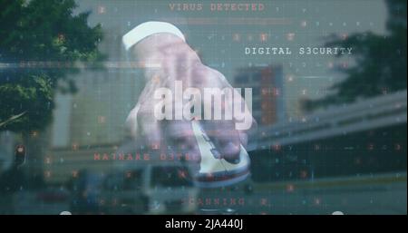 Image du traitement des données sur le hacker caucasien Banque D'Images