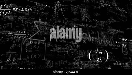 Image des équations mathématiques et du traitement des données sur fond noir Banque D'Images