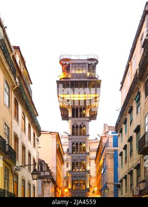 Illumination en soirée de l'ascenseur de Santa Justa ou Carmo à Lisbonne Banque D'Images