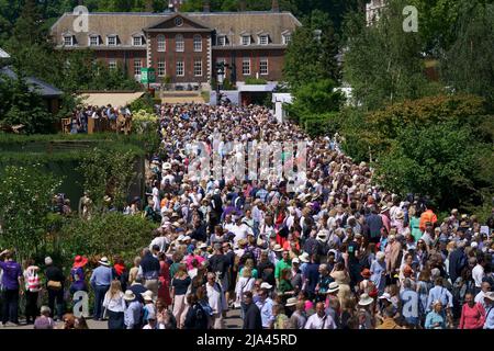 Des foules de visiteurs sur l'avenue principale du RHS Chelsea Flower Show, au Royal Hospital Chelsea, Londres. Date de la photo: Vendredi 27 mai 2022. Banque D'Images