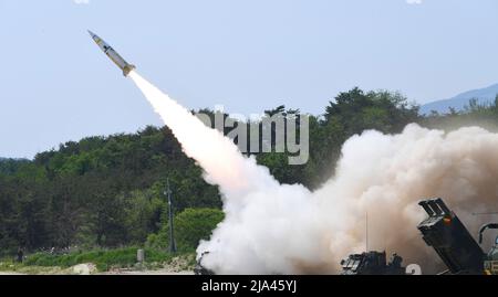 Séoul, Corée du Sud. 25th mai 2022. (Sur ces photos, le ministère de la défense sud-coréen est fourni). Formation conjointe de la Corée du Sud et des États-Unis pour tirer un missile sol-sol le 25 mai 2022, en réponse au lancement par la Corée du Nord de trois missiles balistiques vers la mer de l'est plus tôt dans la journée. (Photo par: Ministère de la Défense/Sipa USA) crédit: SIPA USA/Alay Live News Banque D'Images