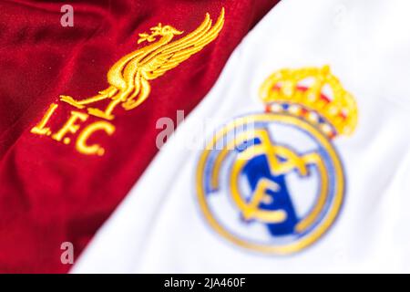 Shield se concentre sur le maillot du Liverpool Club de football à côté de l'écusson hors du focus du Real Madrid sur son maillot. Championnat UEFA finale con Banque D'Images