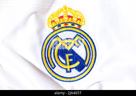 Écusson sur le maillot blanc du Real Madrid football Club. UEFA Champions League final concept le 28 mai 2022, champion, europe, ligue, espagne. Banque D'Images