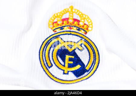 Écusson sur le maillot blanc du Real Madrid football Club. UEFA Champions League final concept le 28 mai 2022, champion, europe, ligue, espagne. Banque D'Images