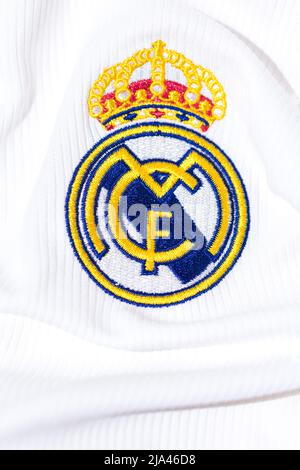 Écusson sur le maillot blanc du Real Madrid football Club. UEFA Champions League final concept le 28 mai 2022, champion, europe, ligue, espagne. Banque D'Images
