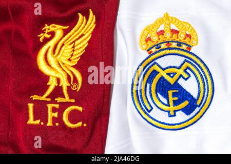 Bouclier sur le maillot du Liverpool football Club à côté du bouclier du Real Madrid sur son maillot. Concept final de la ligue des champions de l'UEFA le 28 mai 2022 Banque D'Images