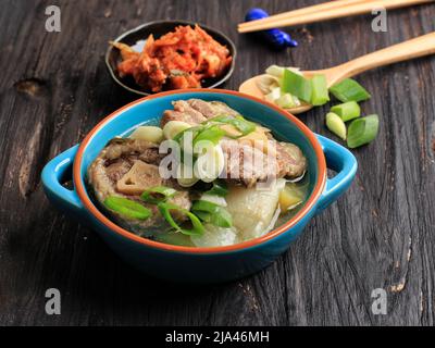 Gori Gomtang Korean Oxtail Soup, sur une table en bois. Mise au point sélective Banque D'Images