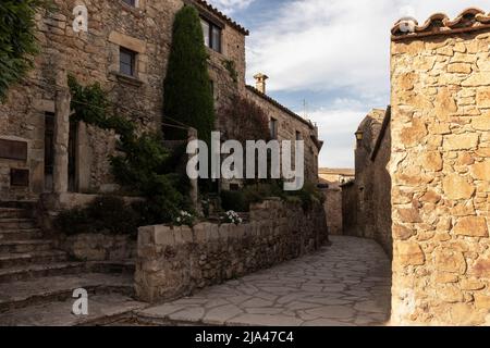 rue en pierre typique de la pittoresque ville médiévale de pals sur la costa brava Banque D'Images