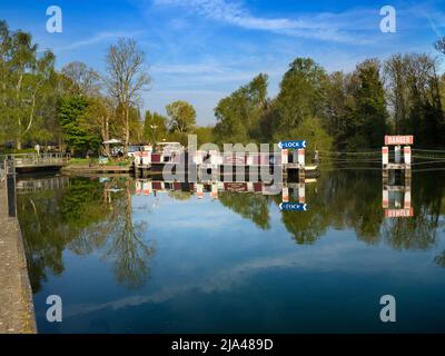 Une scène intemporelle aux portes d'Abingdon lors d'une belle matinée du printemps ; ces écluses pittoresques sont sur la Tamise, juste en amont du célèbre mediev d'Abingdon Banque D'Images