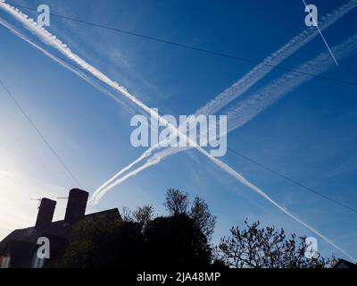 Ciel lumineux de l'aube rempli de contrailles, vu au-dessus de Sandford Village, juste au sud d'Oxford. Banque D'Images