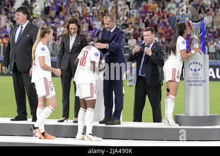 TURIN - Selma Bacha de l'Olympique Lyonnais les femmes embrassaient le trophée de la Ligue des champions des femmes lors de la finale de la Ligue des champions des femmes de l'UEFA entre le FC Barcelone et l'Olympique Lyon au stade Juventus le 21 mai 2022 à Turin, en Italie. ANP | HAUTEUR NÉERLANDAISE | GERRIT DE COLOGNE Banque D'Images