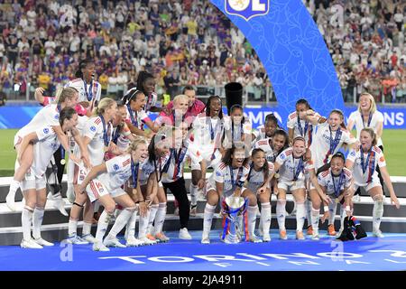 TURIN - Wendie Renard de l'Olympique Lyonnais femmes avec le trophée femmes de la Ligue des champions (lr) Olympique Lyonnais femmes gardien de but Christiana Endler, Grace Kazadi de l'Olympique Lyonnais femmes, Wendie Renard de l'Olympique Lyonnais femmes, Selma Bacha de l'Olympique Lyonnais femmes, Perle Morroni de l'Olympique Lyonnais femmes, Amandine Henry des femmes de l'Olympique Lyonnais, Amel Majri des femmes de l'Olympique Lyonnais, Sara Bjork Gunnarsdottir des femmes de l'Olympique Lyonnais, Eugénie le Sommer des femmes de l'Olympique Lyonnais, Dzsenifer Marozsan des femmes du Carique Lyonnais, Damaris Egurrola du Lyonnais Olympique Banque D'Images