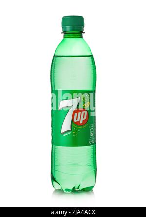 LONDRES, Royaume-Uni - 20 MAI 2022 : bouteille de 7UP citron et soda de chaux sur blanc. Banque D'Images